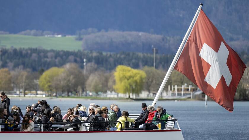 Motorschiff "Stadt Thun" der BLS Schifffahrt auf dem Thunersee - Schweiz - Fahne