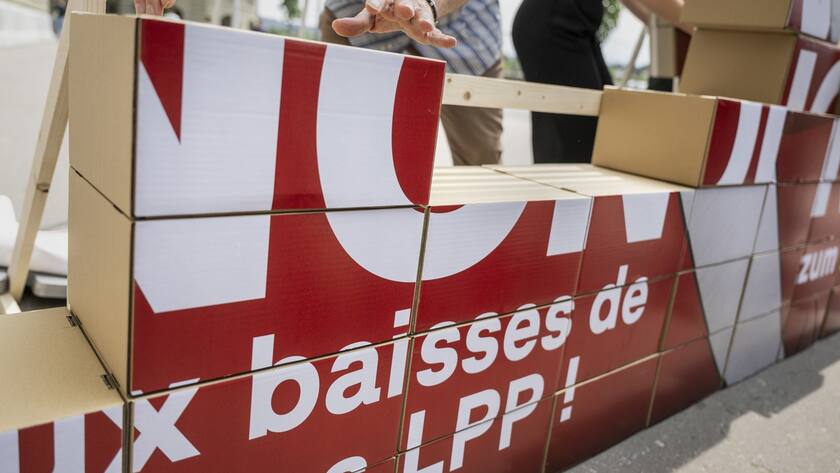 Aktivistinnen und Aktivisten der grossen Gewerkschaften reichen über 140'000 Unterschriften für das Referendum gegen die Pensionskassen-Reform bei der Bundeskanzlei ein.