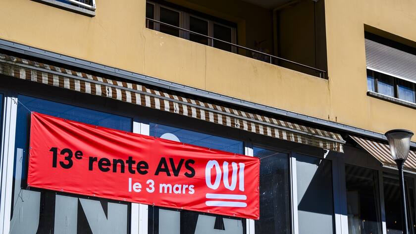 Une banderole du comite Oui a une 13eme rente AVS est visible sur la permanence du syndicat Unia le samedi 3 fevrier 2024 a Monthey.