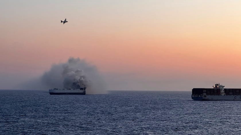 Brennendes Frachtschiff Morning Midas