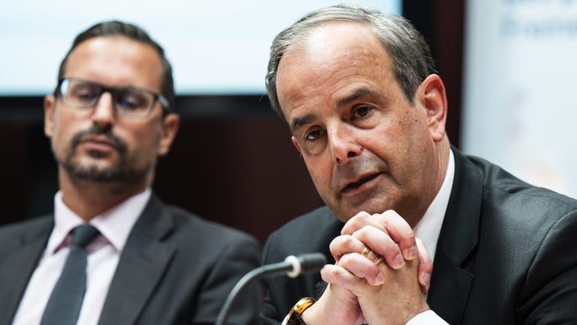 Gerhard Pfister, Mitte-ZG, Nationalrat und Parteipraesident, rechts, und Vincent Maitre, Mitte-GE, Nationalrat, sprechen an einer Medienkonferenz zur Kostenbremse-Initiative, am Mittwoch, 17. April 2024, in Bern. Am 9. Juni stimmt die Schweizer Stimmbevoelkerung ueber dies Initiative ab. (KEYSTONE/Peter Schneider)