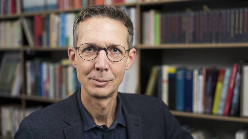 Michael Hermann von der Forschungsstelle Sotomo, fotografiert am Dienstag, 14. November 2023 in Zuerich. (KEYSTONE/Christian Beutler)