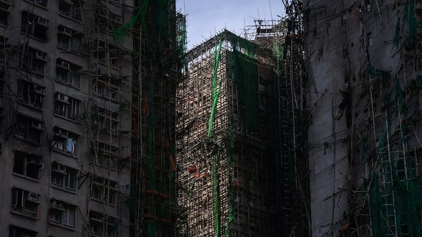 Ausgebrannte Gebäude nach dem tödlichen Feuer, das am vergangenen Mittwoch im Wang Fuk Court, einer Wohnsiedlung im Bezirk Tai Po in den New Territories von Hongkong, ausgebrochen war.