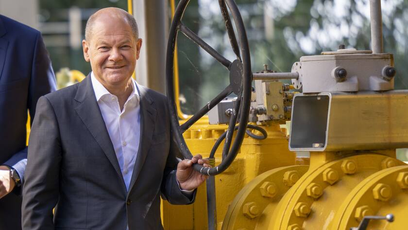 12.08.2022, Brandenburg, Potsdam: Bundeskanzler Olaf Scholz (SPD) besucht im Rahmen seiner Sommerreise in Begleitung das Heizkraftwerk Potsdam Süd der Stadtwerke Potsdam. Der Bundeskanzler hat sich über den Einsatz von Solar- und Geothermie bei der Wärmeversorgung, das Gas-Kraftwerk der EWP und Auswirkungen einer möglichen Gasmangellage informiert. Foto: Monika Skolimowska/dpa +++ dpa-Bildfunk +++ (KEYSTONE/DPA/Monika Skolimowska)