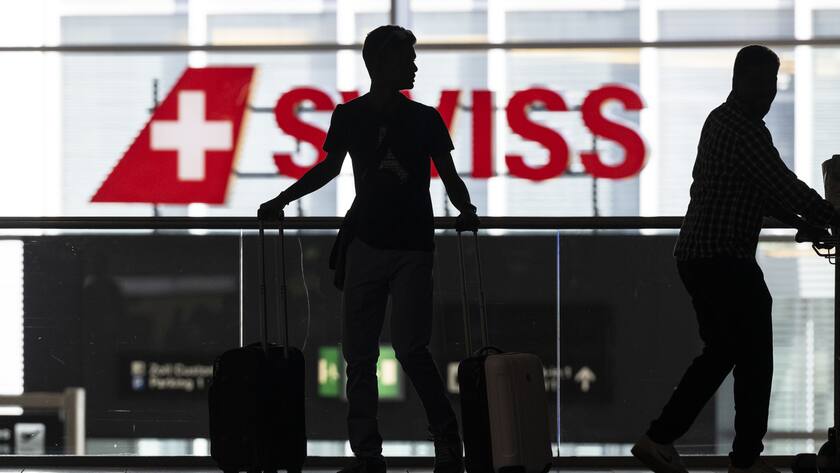 Menschen warten am Flughafen auf ihren Abflug in die Ferien, aufgenommen am Freitag, 8. Juli 2022 auf dem Flughafen in Zuerich. (KEYSTONE/Ennio Leanza)