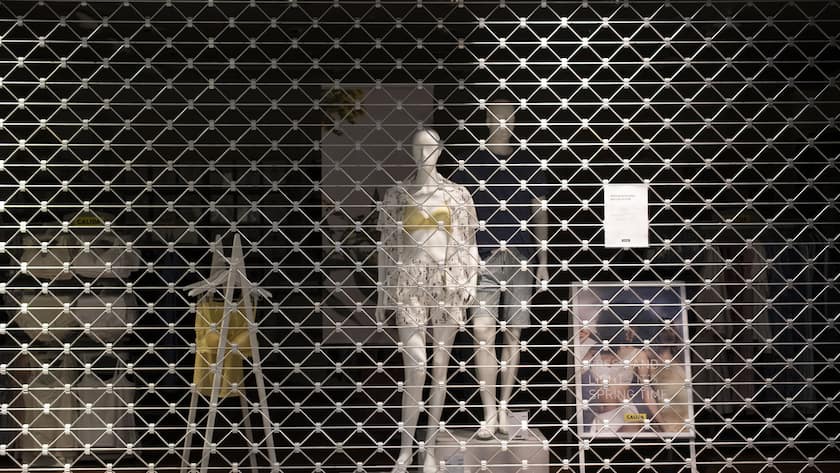 Schaufensterpuppen und vergitterte Laeden, am Mittwoch, 18. Maerz 2020, in St. Gallen. Seit Montag gilt wegen der Coronavirus-Epidemie in der Schweiz die "ausserordentliche Lage". Alle Laeden, Restaurants, Bars sowie Unterhaltungs- und Freizeitbetriebe bleiben bis am 19. April 2020 geschlossen. (KEYSTONE/Gian Ehrenzeller)