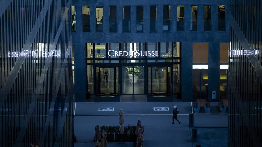 Das Logo der Schweizer Bank Credit Suisse an einem Gebaeude der Bank in Zuerich Oerlikon, am Mittwoch, 23. November 2022 in Zuerich. Die Aktionaere haben der Beschaffung von rund 4 Milliarden Franken durch die Ausgabe neuer Aktien sowie dem Einstieg der Saudi National Bank als neuer Grossaktionaerin zugestimmt. Die angeschlagene Grossbank steckt aber auch weiterhin tief in den roten Zahlen und muss nun auch hohe Geldabfluesse vermelden.(KEYSTONE/Michael Buholzer)