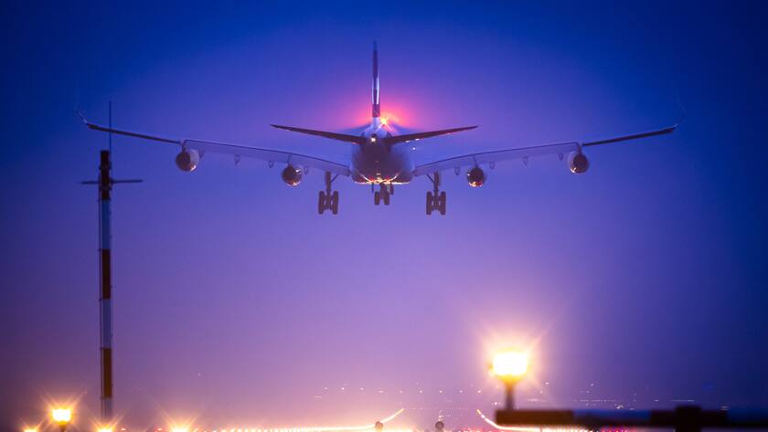 Ein Flugzeug im Landeanflug auf den Flughafen Zuerich, aufgenommen am Freitag, 2. Februar 2024 in Zuerich Kloten. Die Stimmberechtigten des Kantons Zuerich entscheiden am 3. Maerz ueber die Pistenverlaengerungen am Flughafen Zuerich. (KEYSTONE/Michael Buholzer)
