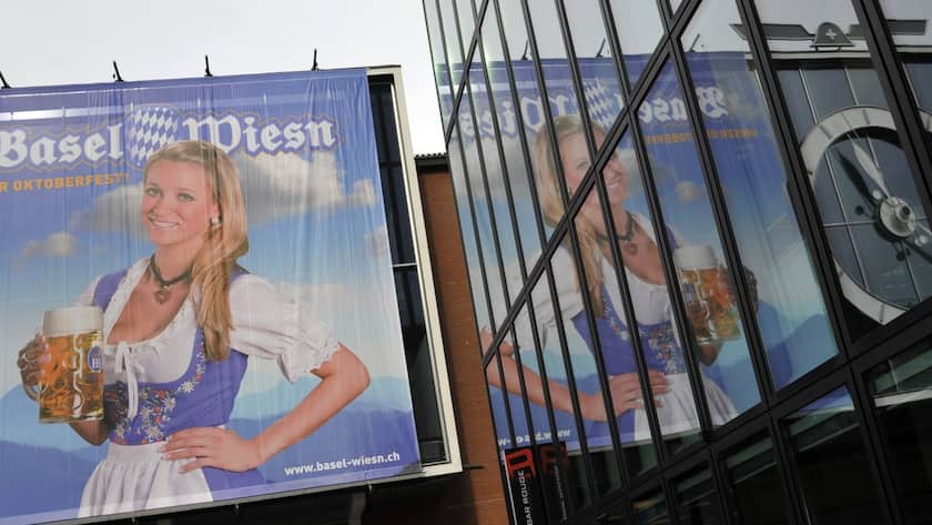 Ein Plakat weist auf die Basel Wiesn hin auf dem Messeplatz in Basel am Freitag, 22. Oktober 2010. Die erste Basel Wiesn findet parallel zur Basler Herbstwarenmesse vom 23. bis 31. Oktober statt. (KEYSTONE/Georgios Kefalas)