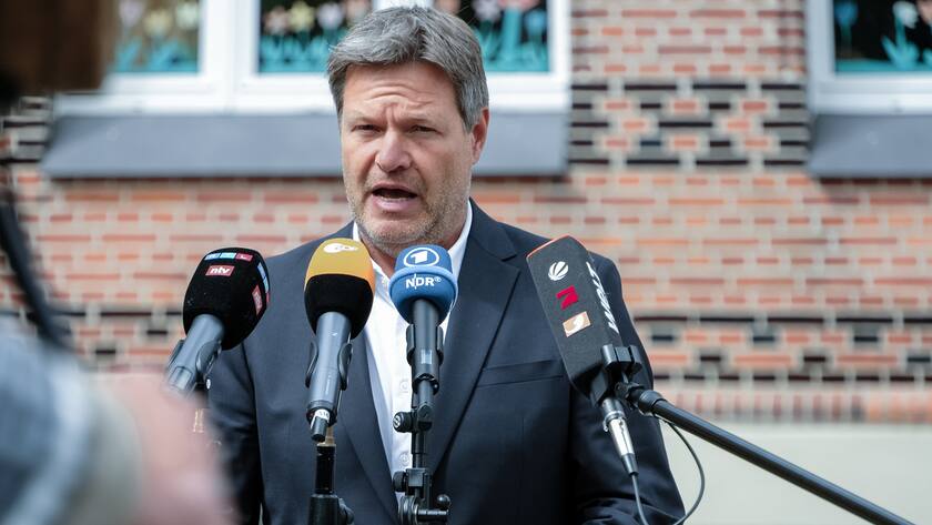 19.06.2022, Schleswig-Holstein, Flensburg: Bundeswirtschaftsminister Robert Habeck (Grüne) äußert sich vor Medienvertretern zur aktuellen Debatte über Gaseinsparungen in Deutschland. Foto: Sebastian Iwersen/dpa +++ dpa-Bildfunk +++ (KEYSTONE/DPA/Sebastian Iwersen)