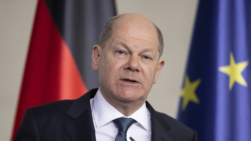 Der deutsche Bundeskanzler Olaf Scholz spricht während einer Medienkonferenz nach einem Arbeitstreffen mit dem Schweizer Bundespräsidenten Alain Berset (nicht im Bild) im Kanzleramt in Berlin, Deutschland, am Dienstag, 18. April 2023. (KEYSTONE/Anthony Anex)