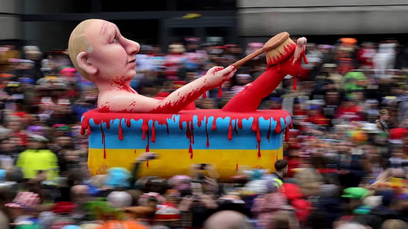 epa10479854 A carnival float depicting Russian President Vladimir Putin bathing in blood parades during the annual Rose Monday (Rosenmontag) parade in Duesseldorf, Germany, 20 February 2023. Rose Monday is the traditional highlight of the carnival season in many German cities. EPA/FRIEDEMANN VOGEL