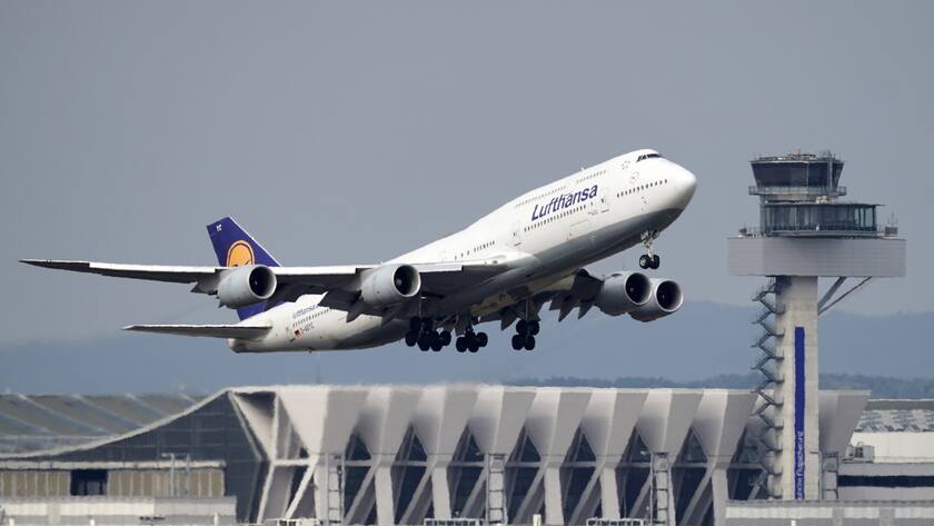 Mit weniger Flugzeuglack spart Lufthansa bei einer Boeing 747 bis zu 750 Kilogramm ein.