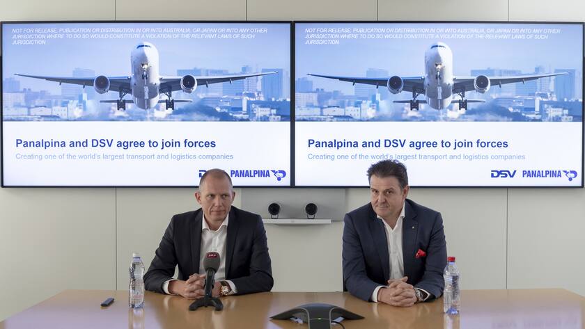 M&A: Die führenden Wirtschaftskanzleien für Firmenübernahmen Jens Bjoern Andersen, CEO of DSV, left, and Stefan Karlen, CEO of Panalpina, right, attend a press conference at the at Panalpina's headquarters in Basel, Switzerland, on April 1, 2019. (KEYSTONE/Georgios Kefalas)