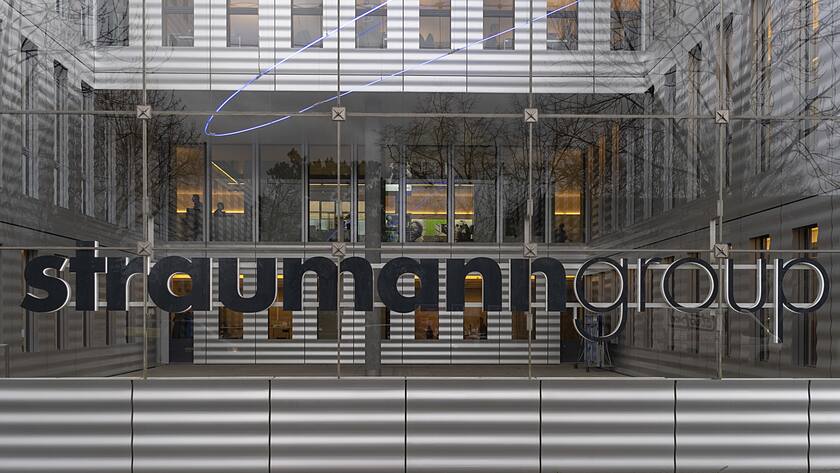 Das Logo der auf Zahnersatzloesungen spezialisierten Straumann Group am Jacob Burckhardt Haus in Basel am Donnerstag, 17. Januar 2019. (KEYSTONE/Georgios Kefalas)