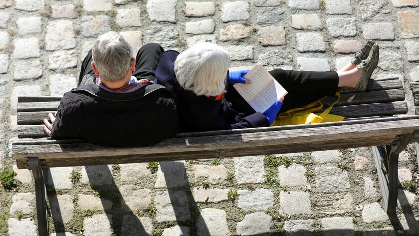 Älterer Mann und ältere Frau sitzen bei Temperaturen um 14 Grad Celsius auf Parkbank am Ufer der Spree und genießen die warmen Strahlen der Februarsonne. Nach Angaben der Meteorologen werden die kommenden Tage wieder sehr sonnig sein und die Temperaturen steigen in Richtung 20 Grad Marke. Foto: Wolfgang Kumm/dpa +++ dpa-Bildfunk +++ (KEYSTONE/DPA/Wolfgang Kumm)