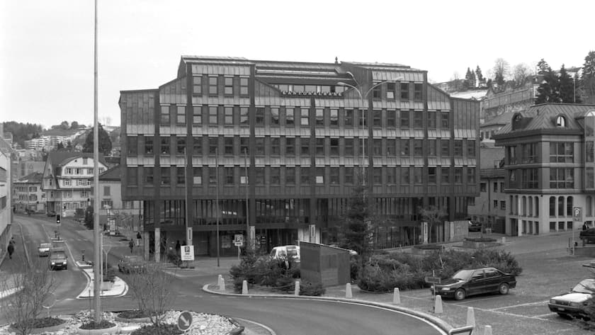 Das Gebäude der Appenzell Ausserrhoder Kantonalbank in Herisau, Schweiz, aufgenommen im Januar 1993.