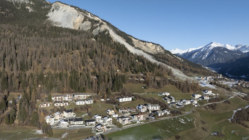 Blick auf die Ortschaft Vazerol in der Gemeinde Albula/Alvra, aufgenommen am Montag, 25. November 2024. Das Nachbardorf Brienz muss zum zweiten Mal aufgrund von Bergsturzgefahr evakuiert werden. Die Behoerden prueften eine Umsiedlung nach Tiefencastel, Alvaneu Dorf oder Vazerol fuer die betroffenen Bewohner. (KEYSTONE/Ennio Leanza)