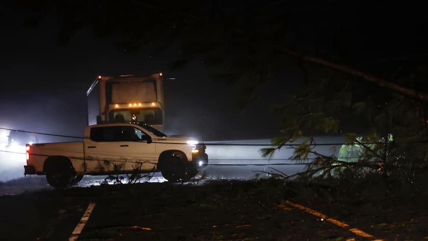 Umgestürzte Bäume und Stromleitungen blockieren am Sonntag nach einem Tornado eine Strasse entlang des Highway 82 in Maplesville, Alabama