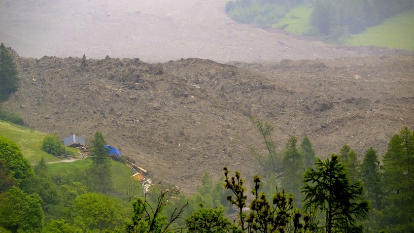 Eine grosse Lawine mit einem Gemisch aus Eis, Fels, Schnee und Wasser erreicht den Talboden in Wiler, nachdem der Birchgletscher oberhalb von Blatten, Schweiz, am Mittwoch, 28. Mai 2025, abgebrochen ist.
