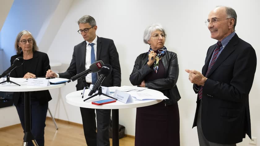 Felix Gutzwiller, Präsident prio.swiss, rechts, spricht neben Bundesrätin Elisabeth Baume-Schneider, Lukas Engelberger, Gesundheitsdirektor des Kantons Basel-Stadt, und Yvonne Gilli, Präsidentin FMH, während einer Medienkonferenz nach dem dritten runden Tisch "Massnahmen zur Kostendämpfung im Gesundheitswesen", am Montag, 27. Oktober 2025 in Bern