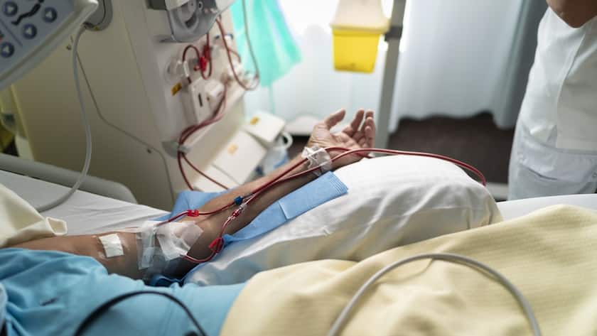 Ein Patient liegt auf dem Bett und ist an ein Dialysegerät angeschlossen, um sein Blut im Universitätsspital Waadt (CHUV) zu reinigen.