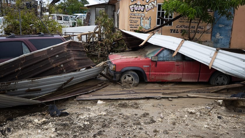 Trümmer und beschädigte Fahrzeuge auf einer Strasse nach dem Hurrikan Melissa in Montego Bay, Jamaika, 01. November 2025.