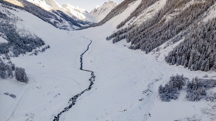 Ein Blick auf das schneebedeckte Geröllfeld sechs Monate nach der Katastrophe von Blatten im November zwischen Wiler und Blatten im Lötschental.