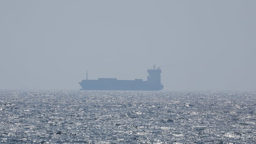 Ein Containerschiff fährt durch die Strasse von Hormus, aufgenommen von Ras Al Khaimah, Vereinigte Arabische Emirate, am 23. Juni 2025.