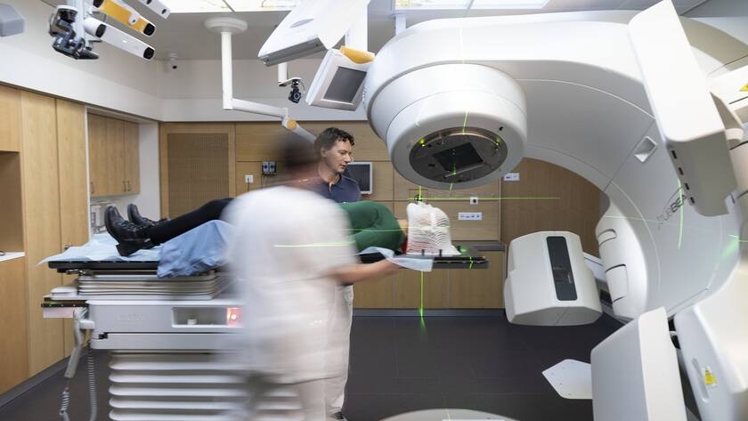Medizinisches Personal bereitet einen Patienten auf eine externe Bestrahlung mit einem medizinischen Linearbeschleuniger vor, abgebildet im Triemli-Spital in Zürich