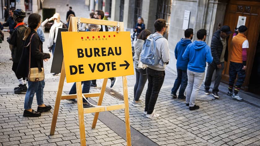 Des personnes deposent leur bulletin de vote peu avant la fermeture du bureau de vote lors des elections federales du Conseil national et du Conseil des Etats le dimanche 22 octobre 2023 a Lausanne.