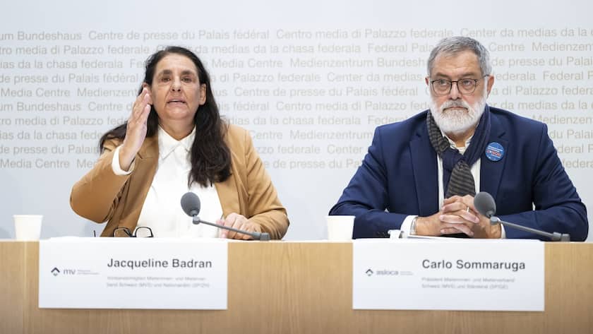 Jacqueline Badran, Vorstandsmitglied Mieterinnen- und Mieterverband Schweiz (MVS) und Nationalraetin (SP/ZH), links, spricht neben Carlo Sommaruga, Praesident Mieterinnen- und Mieterverband Schweiz (MVS) und Staenderat (SP/GE), rechts, waehrend einer Medienkonferenz des Komitees 2 x NEIN zur Schwaechung des Mieterschutzes, am Dienstag, 15. Oktober 2024 in Bern.