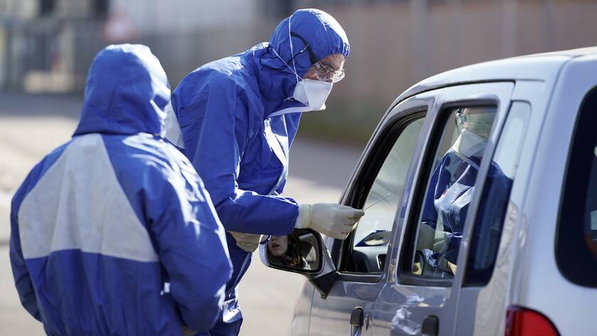 oldiers of the German Army test people with possible Covid-19 symptoms at the Heeresinstandsetzungslogistik Werk, army repair logistics, in Sankt Wendel, Germany, 26 March 2020. The Bundeswehr started on 25 March operating three coronavirus testing centers across Saar state. The German government and local authorities are heightening measures to stem the spread of the coronavirus SARS-CoV-2 which causes the COVID-19 disease.