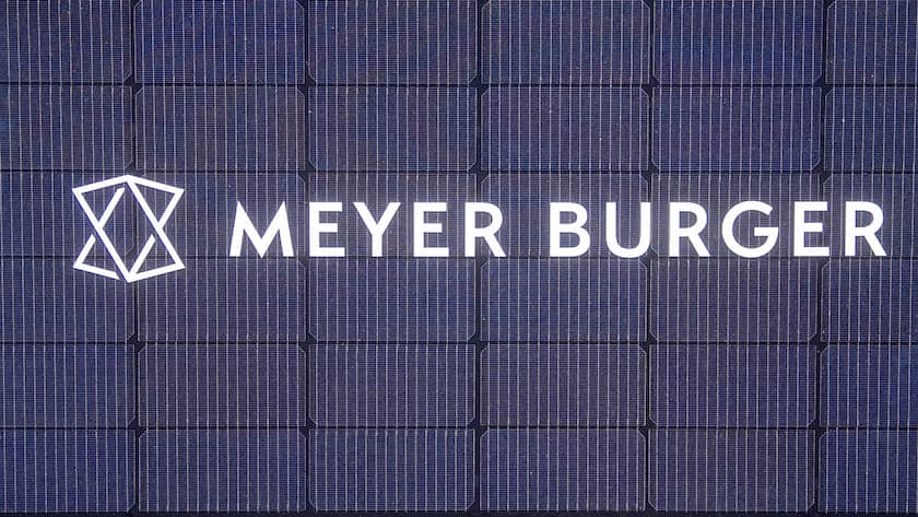 ARCHIV - 26.05.2021, Sachsen, Freiberg: Auf einem Solarmodul im Werk der Meyer Burger Technology AG in Freiberg steht der Name des Konzerns. (zu dpa: «Solarhersteller Meyer Burger plant Schließung von Werk in Sachsen») Foto: Hendrik Schmidt/dpa-Zentralbild/dpa +++ dpa-Bildfunk +++ (KEYSTONE/DPA/Hendrik Schmidt)