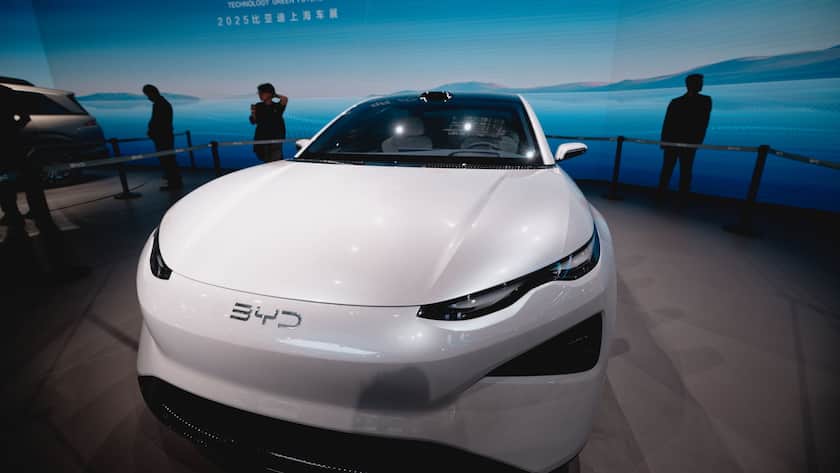 Tesla rutscht weiter ab – BYD und VW im Aufwind epa12054010 A BYD concept car is on display at the booth of Chinese carmaker BYD during the first public day of the Shanghai Auto show, in Shanghai, China, 25 April 2025. The 21st Shanghai International Automobile Industry Exhibition will be held from 23 April to 02 May. Shanghai Auto will feature over 70 automakers and 100 new models. EPA/ALEX PLAVEVSKI