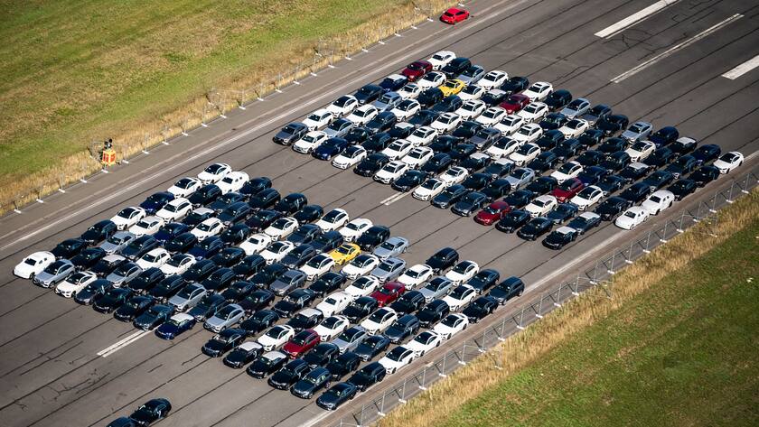 30.08.2019, Niedersachsen, Alhorn: Zahlreiche Fahrzeuge von Mercedes-Benz stehen auf dem ehemaligen Flugplatz Ahorn auf einer Landebahn (Luftaufnahmen aus einem Tragschrauber). Tausende Neuwagen von Mercedes warten derzeit auf ihre Auslieferung. Hersteller Daimler betonte, dass die Zwischenlagerung von Fahrzeugen ein ganz normaler Vorgang sei. Foto: Mohssen Assanimoghaddam/dpa +++ dpa-Bildfunk +++ (KEYSTONE/DPA/Mohssen Assanimoghaddam)
