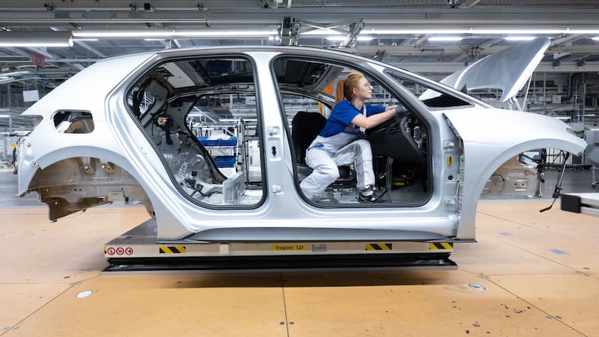 24.05.2023, Sachsen, Zwickau: Ein Modell der neuen Generation des ID.3 wird im Werk von Volkswagen in Zwickau montiert. Nach dem Produktionsstart 2019 hat das Fahrzeug jetzt im Rahmen der Modellpfelge ein Facelift bekommen. Der ID.3 war das erste reine Großserien-Elektroauto von VW. Von der ersten Generation des ID.3 wurden in Europa rund 300.000 Autos verkauft. Foto: Hendrik Schmidt/dpa +++ dpa-Bildfunk +++ (KEYSTONE/DPA/Hendrik Schmidt)