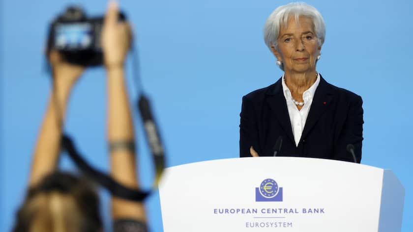 epaselect epa10269026 European Central Bank (ECB) President Christine Lagarde looks on during a press conference following the meeting of the ECB Governing Council in Frankfurt am Main, Germany, 27 October 2022. EPA/RONALD WITTEK