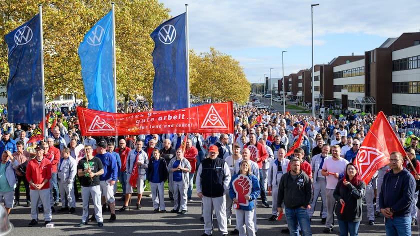 Die Volkswagen-Mitarbeiter in Zwickau sagen dem Management den Kampf an.