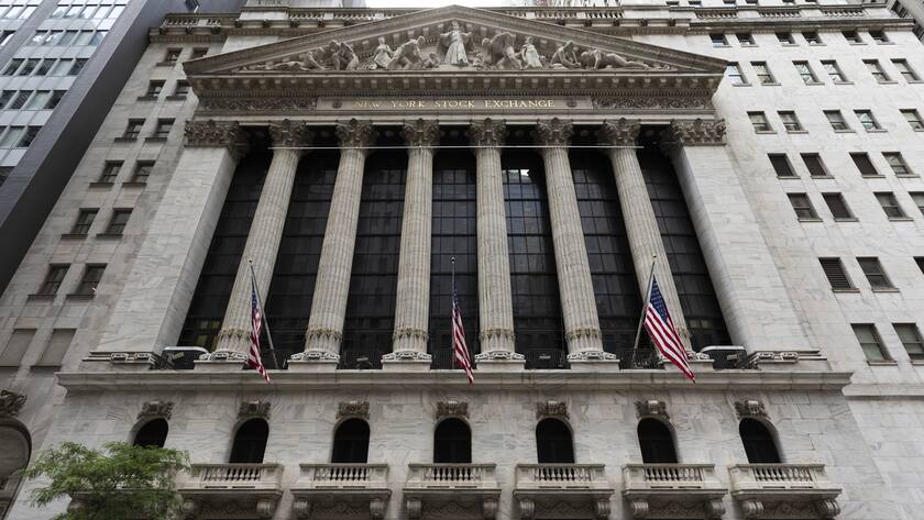 epa08511205 A view of the New York Stock Exchange in New York, New York, USA, on 26 June 2020. The Dow Jones industrial average was down over 700 points late in the day reportedly as investors reacted to the potential economic impact from a rise in national coronavirus infections. EPA/JUSTIN LANE