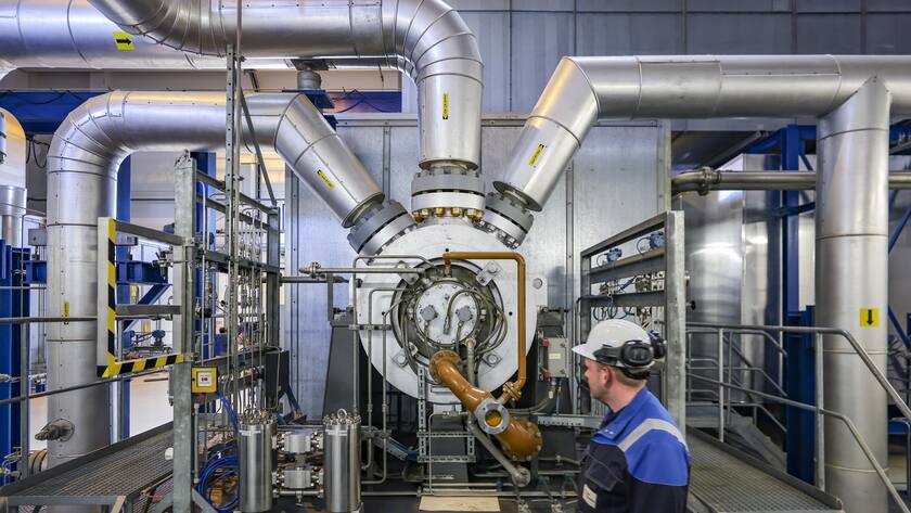 David Scheller, Standortmeister, geht am Verdichter des Untergrund-Gasspeichers der VNG AG entlang.