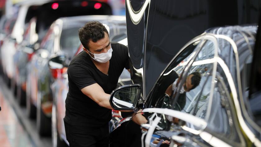 epa08393268 A view of the production of 'S-Class' Mercedes Benz cars at an assembly line during the corona pandemic at the car manufacturer Daimler in Sindelfingen, Germany, 30 April 2020. Countries and companies around the world are taking increased measures to stem the widespread of the SARS-CoV-2 coronavirus which causes the Covid-19 disease. EPA-EFE/RONALD WITTEK
