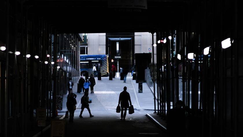 epa10508334 A man carries shopping bags in New York, New York, USA, 07 March 2023. The United States continues to face a higher than expected inflation which lead the US Federal Reserve Chairman to indicate on 07 March that the central bank will likely raise interest rates more that initially anticipated in an effort to rising prices. EPA/JUSTIN LANE