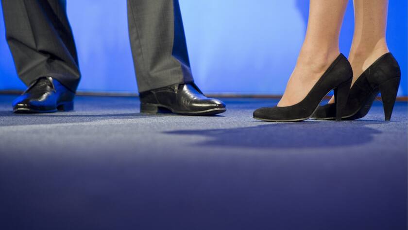 In der Führungsetage sind noch nicht alle gleich. Frauen sind in oberen Kaderpositionen bislang immer noch weniger vertreten als Männer, obwohl es deutliche Fortschritte gibt. (KEYSTONE/Peter Schneider)