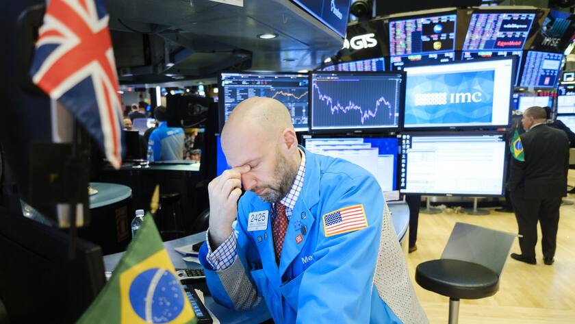 Mehr als 1000 Punkte Verlust: Ein erschöpfter Börsenhändler an der NY Stock Exchange