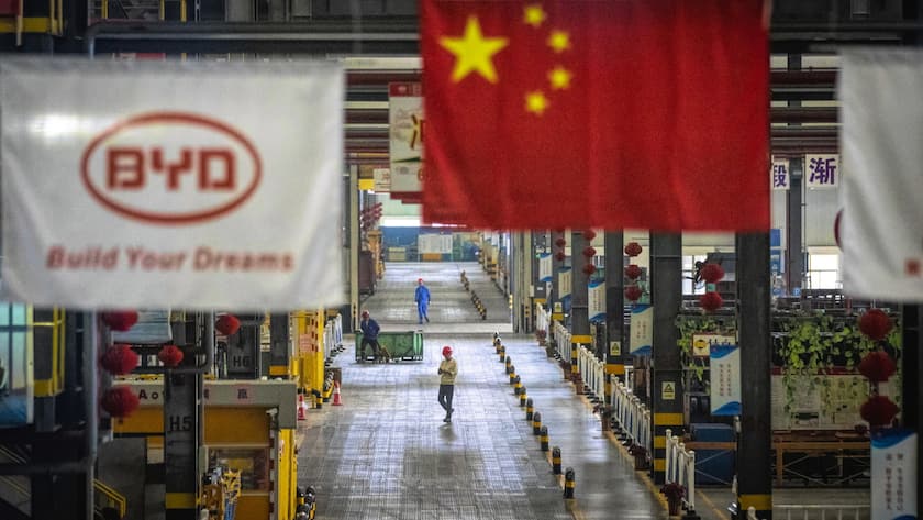 Mitarbeiter in der Elektroautofabrik von BYD in Shenzhen, China.