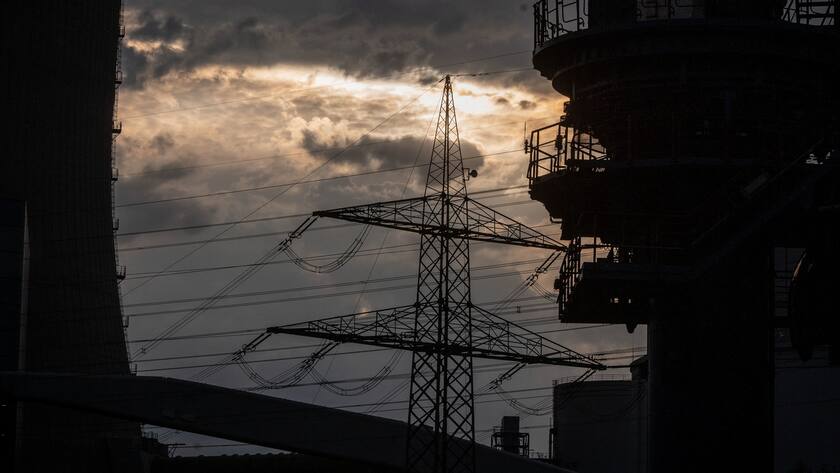 29.07.2022, Datteln: Die Sonne ist hinter der Silhouette des Uniper-Kohlekraftwerk Datteln 4 am Morgen von Wolken verdeckt. Der Bund ist im Zuge eines Rettungspakets beim angeschlagenen Energiekonzern Uniper eingestiegen. Auf Gaskunden kommen deshalb wegen einer Umlage erhöhte Kosten zu. Foto: Bernd Thissen/dpa +++ dpa-Bildfunk +++ (KEYSTONE/DPA/Bernd Thissen)