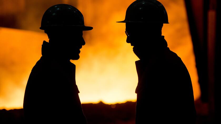 ARCHIV - 03.03.2016, Niedersachsen, Salzgitter: Zwei Mitarbeiter stehen vor einem angestochenen Hochofen. Brexit, Handelsstreitigkeiten, nachlassende Binnenkonjunktur · Niedersachsens Industrie bekommt weniger Aufträge. Foto: Julian Stratenschulte/dpa +++ dpa-Bildfunk +++ (KEYSTONE/DPA/Julian Stratenschulte)