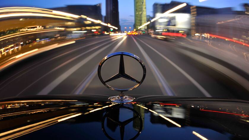 Ein Mercedes-Stern ist am Dienstag, 7. April 2009 in Berlin auf einem fahrenden Mercedes-Benz am Potsdamer Platz zu sehen. Am Mittwoch, 8. April findet in Berlin die Jahreshauptversammlung des Unternehmens statt. (AP Photo/Gero Breloer) --- The star on the hood of a driving Mercedes-Benz is seen near Potsdam Square, Potsdamer Platz, in Berlin, Tuesday, April 7, 2009. Wednesday, April 8, 2009, the annual meeting of Daimler will be held in Berlin. (AP Photo/Gero Breloer)