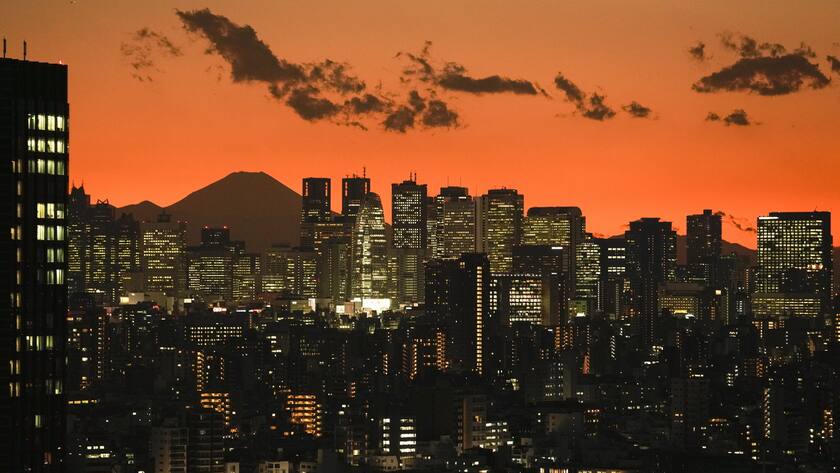 Der Berg Fuji hinter der Skyline von Tokio. Japans Währung Yen leidet unter der Zinsdifferenz zu anderen wichtigen Währungsräumen.
